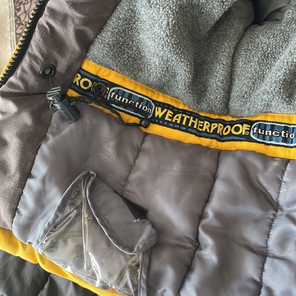 Nice weatherproof jacket for your toddler - Picture 4 of 5